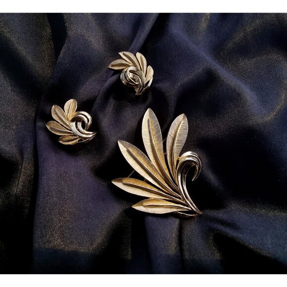Vintage CROWN TRIFARI 1960s Gold Tone Leaf Leaves Floral Set - Picture 3 of 7